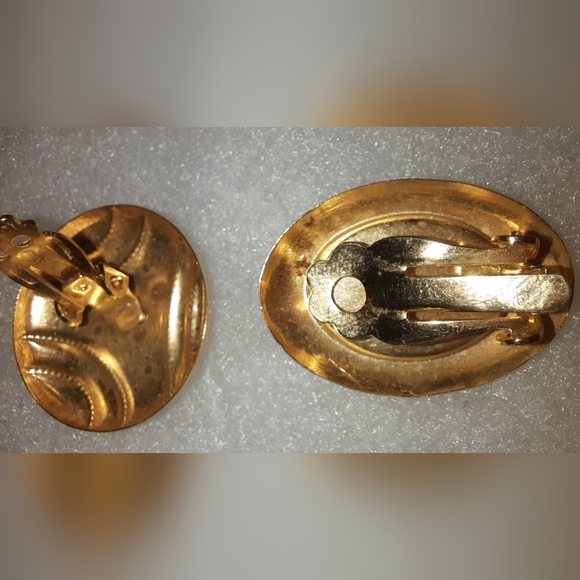 Two pair clip-on vintage earrings goldtone and red - Picture 8 of 10